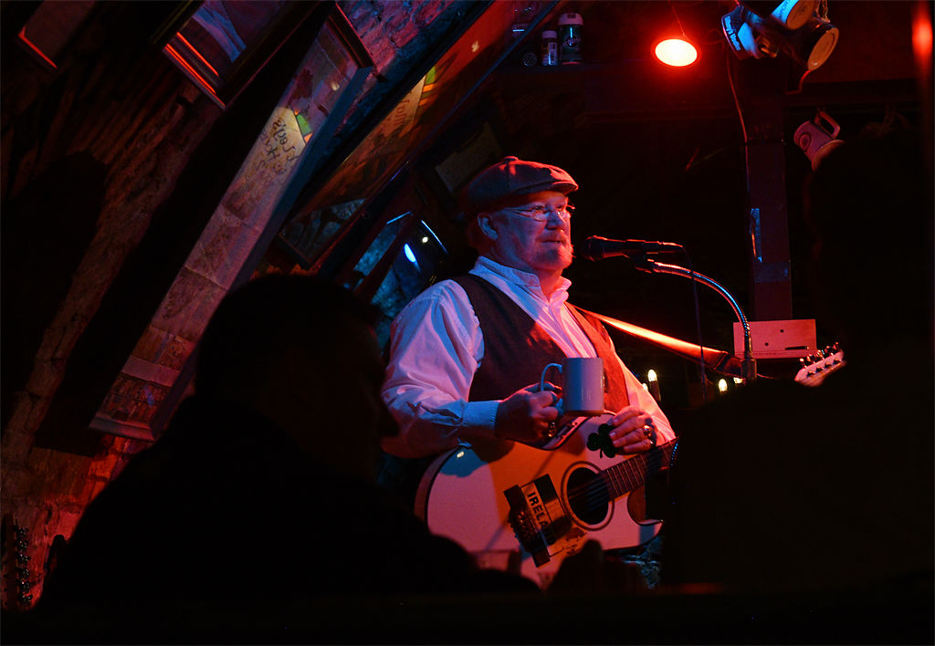 Bob Reeder performs